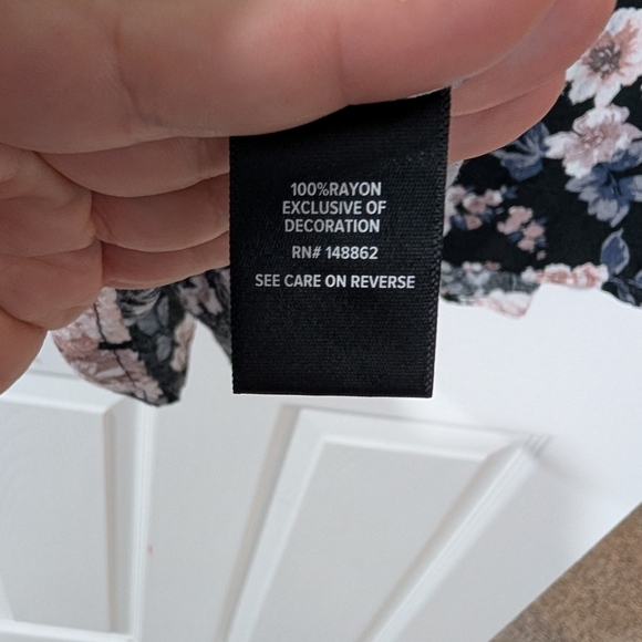 Torrid Black Floral Textured Woven With Eyelet Trim Cold Shoulder Top Size 1 - Picture 13 of 15